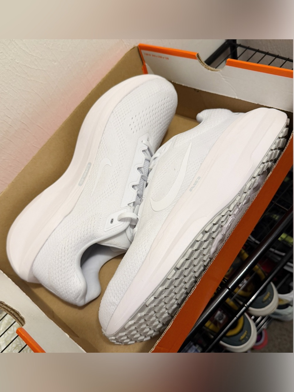 NEW NIKE Winflo 11 white shoes, size 11, extra wide, with box